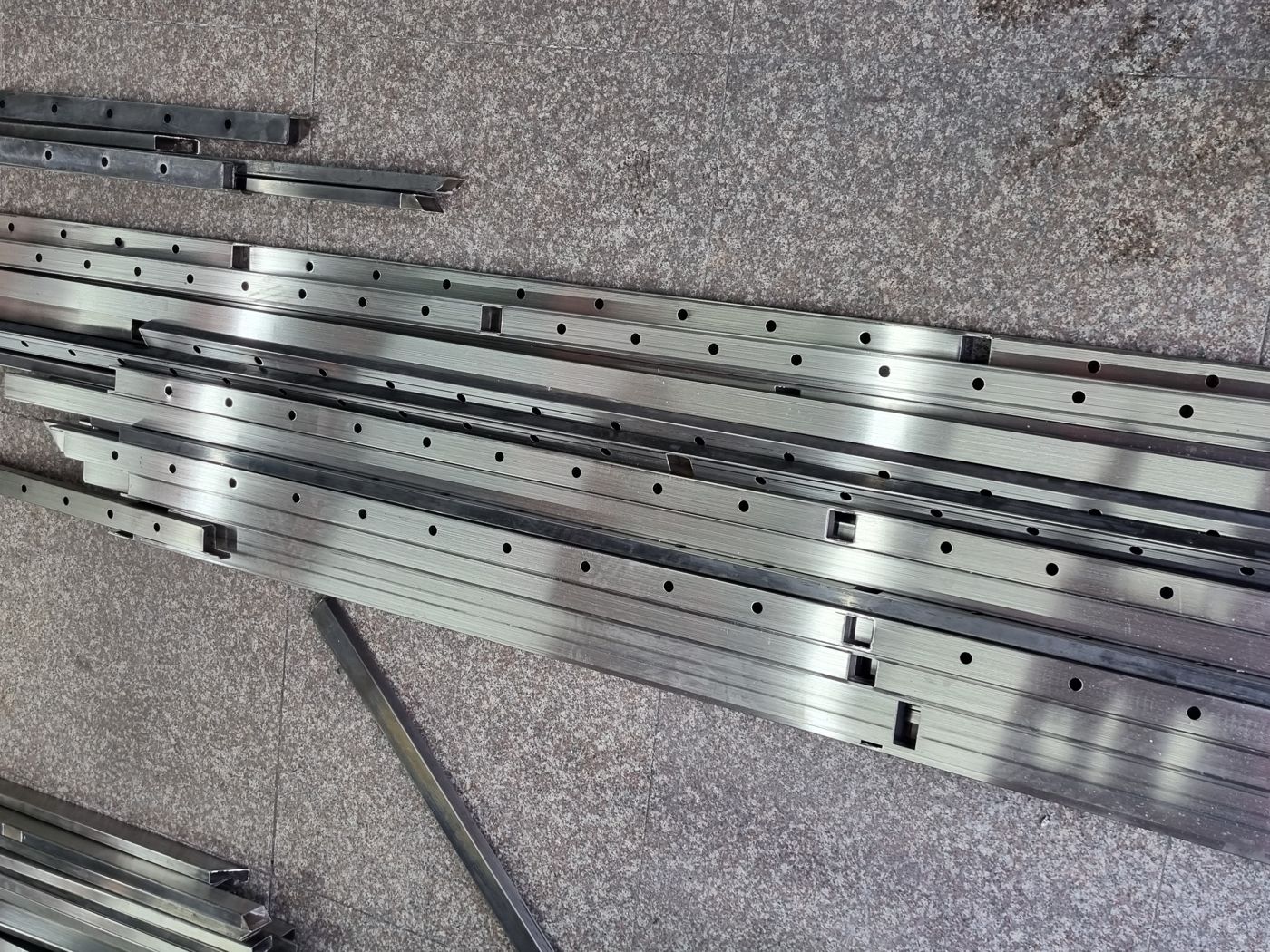 Hộp inox 13x26 đục lỗ hàng loạt bằng laser để xỏ nan khung bảo vệ