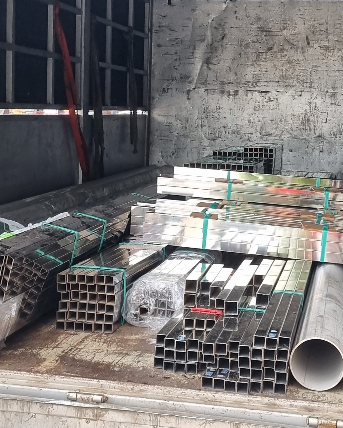 Xe tải chở ống và hộp inox về xưởng